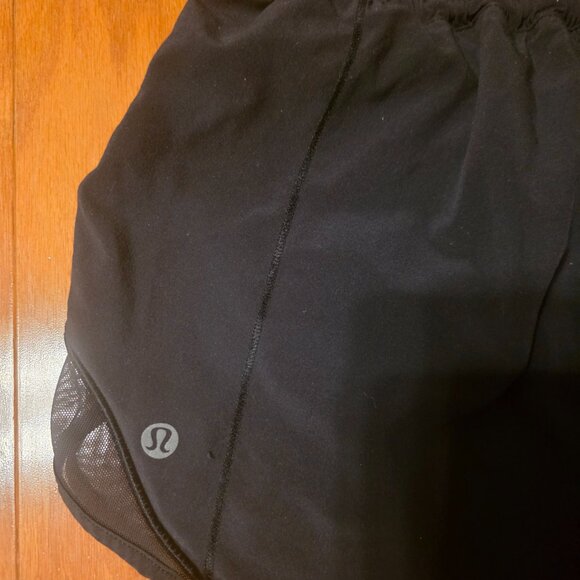 Lululemon hotty hot low rise 4in size 6 - Picture 2 of 3